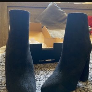 Only wear once, fit a bit tight. Still brand new and good condition